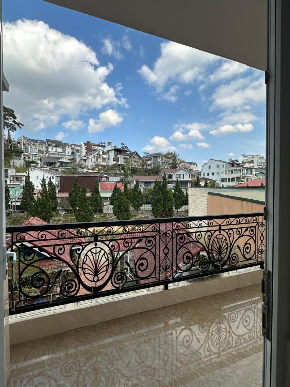 a balcony with a view of a city at Khách sạn Hoa Chuông, trung tâm Đà Lạt in Da Lat