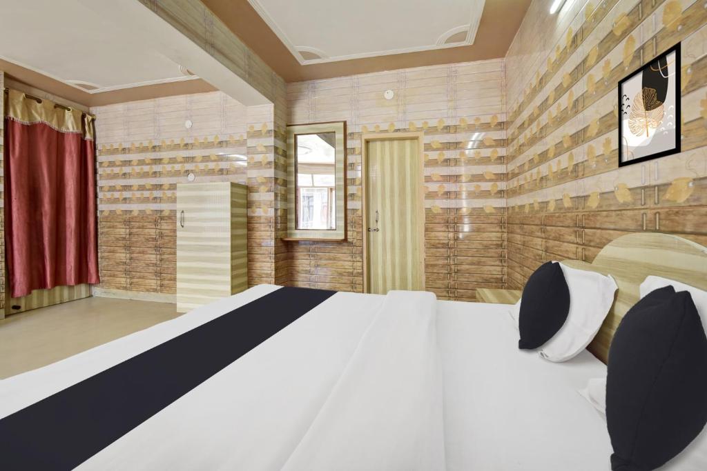 OYO Hotel Indira - Housity