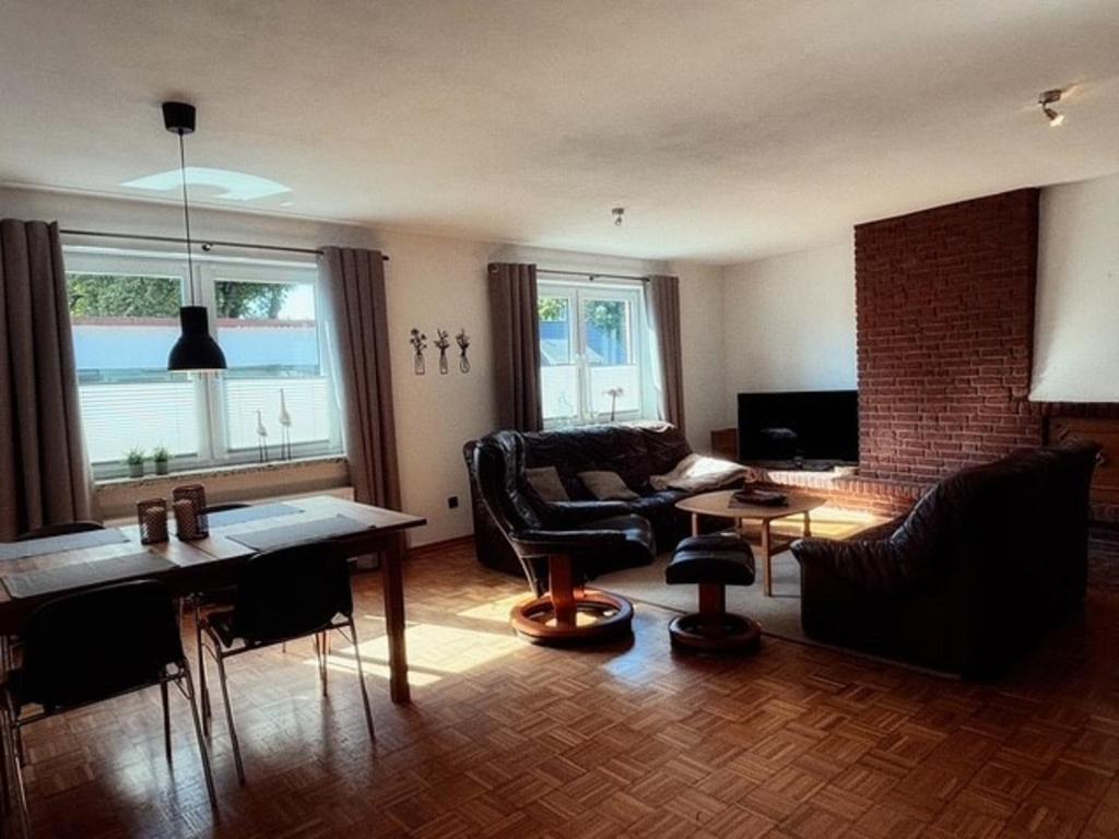 a living room with a couch and a table at Lüttje Tied in Walsrode