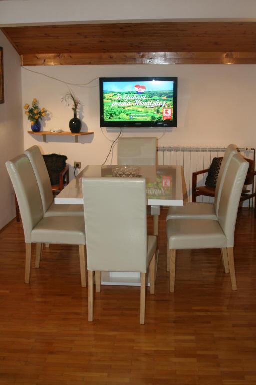 TV a/nebo společenská místnost v ubytování Apartment Grgas-Tucilo