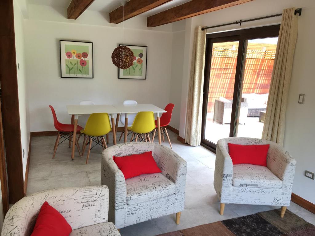 uma sala de estar com mesa e cadeiras em Casa Vitacura Host em Santiago