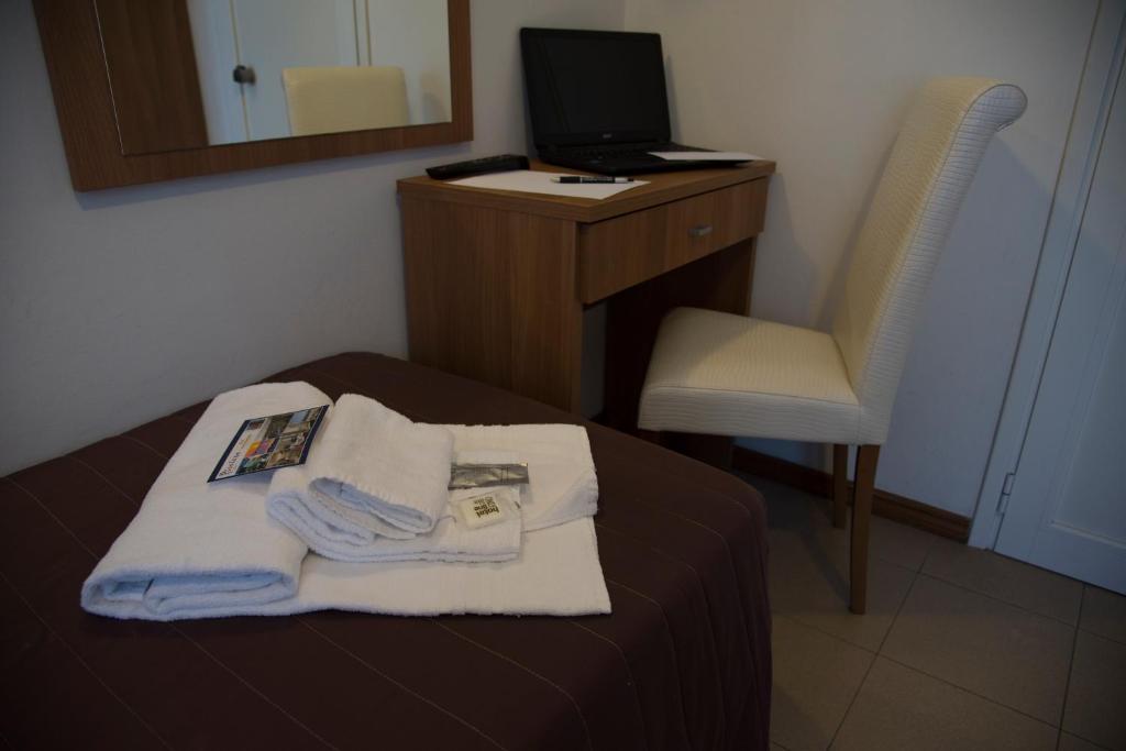 TV a/nebo společenská místnost v ubytování Hotel Vela D'Oro