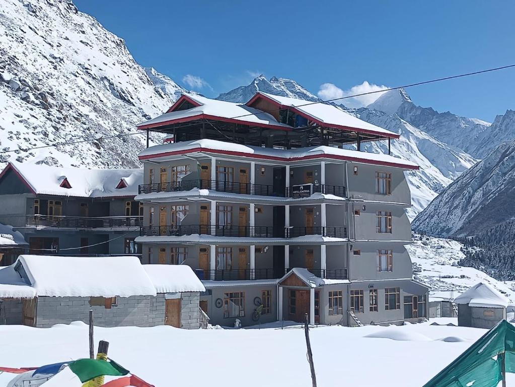 Ein großes Gebäude im Schnee, im Hintergrund Berge. in der Unterkunft Hotel Chitkul in Chitkal