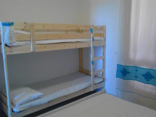 トリニタ・ダグルトゥにあるFelicitàの二段ベッド2組が備わる客室です。