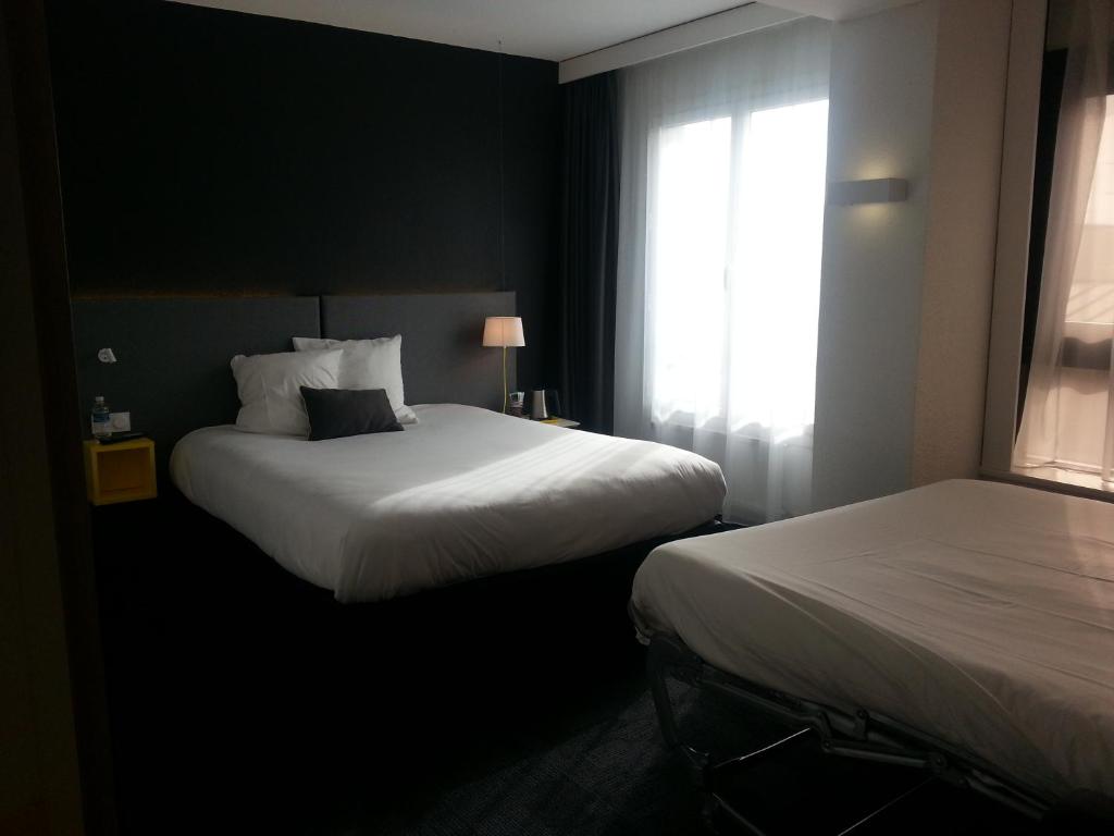 Postel nebo postele na pokoji v ubytování Kyriad Hotel Brest