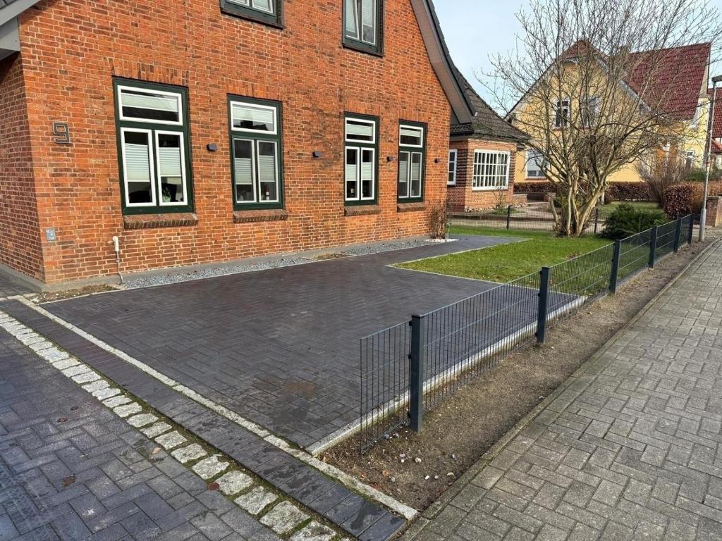 a brick building with a basketball court in front of it at Ferienwohnung Theus in Albersdorf