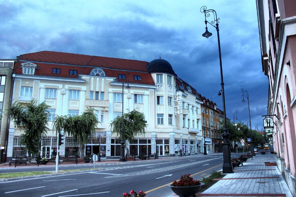Hotel Central 8800 Nagykanizsa, Erzsébet tér 23 kép - 1
