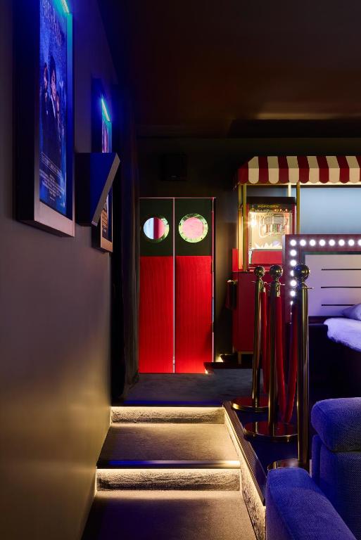 a room with red and green doors and stairs at Appartement Cinéma Ecran géant & Dolby Atmos in Niort