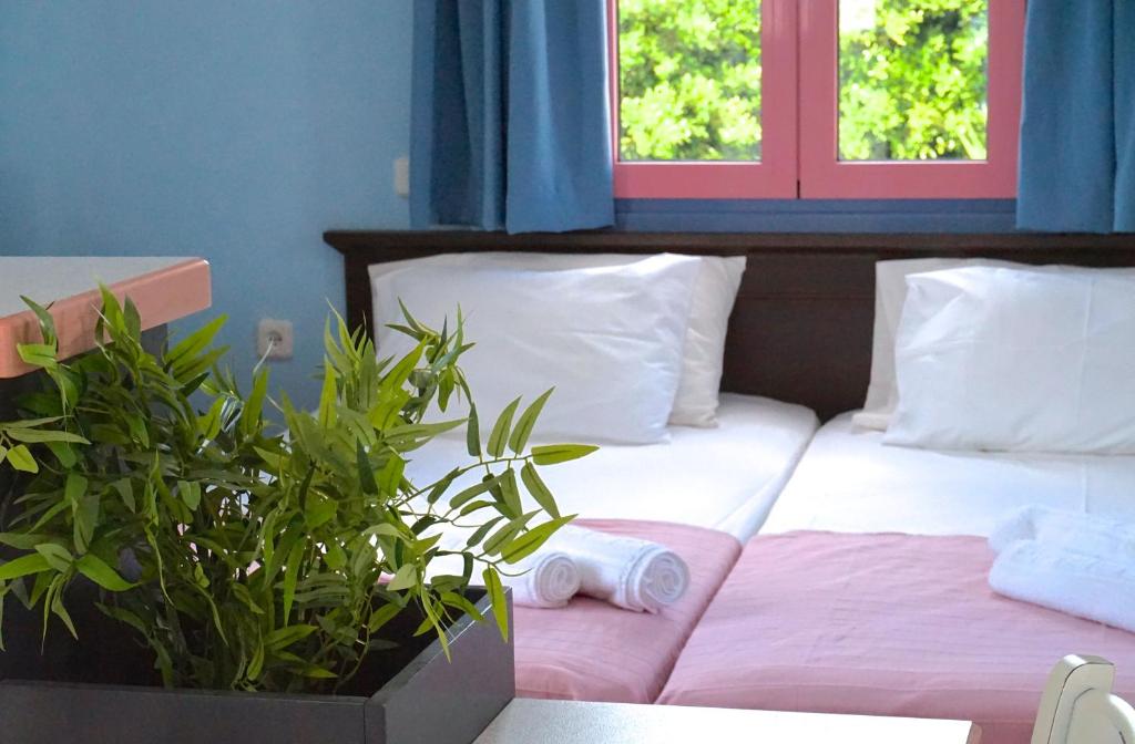 Una cama o camas en una habitación de Cybele Apartments