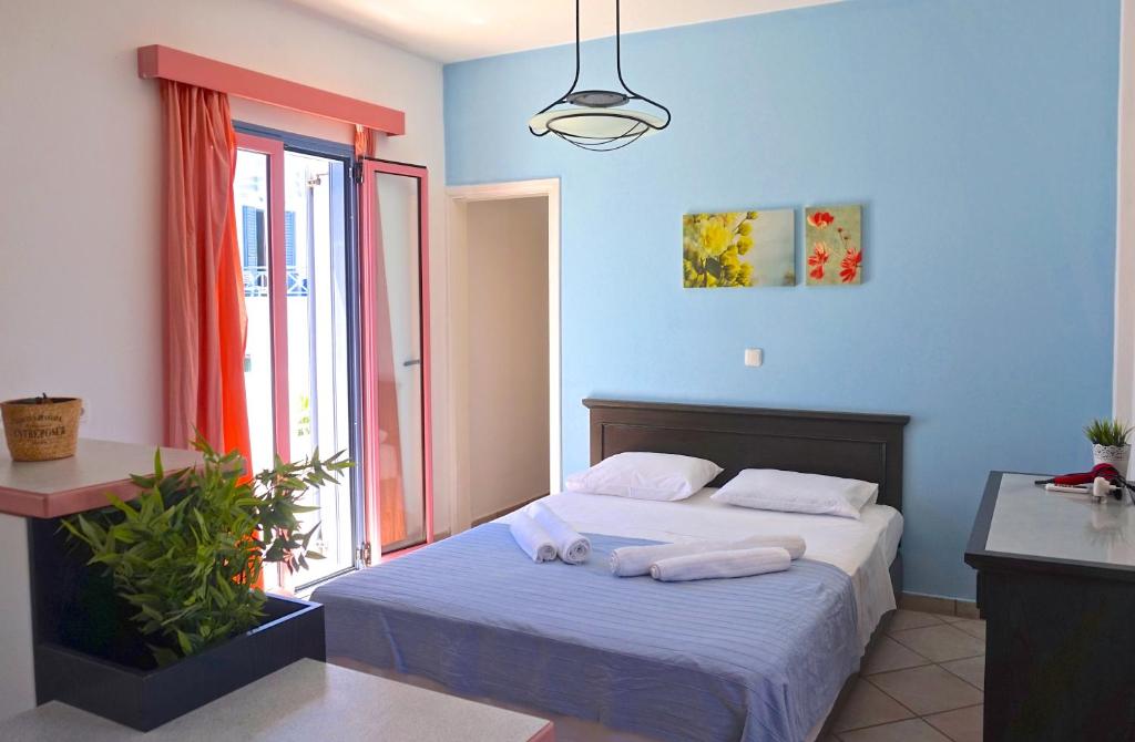 Una cama o camas en una habitación de Cybele Apartments
