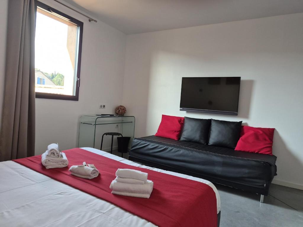 Contact Hôtel Le Minervois - Hôtel & Restaurant Au nord de Carcassonne - Chambre Triple Supérieure