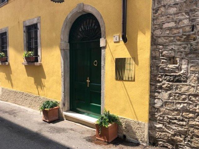 a green door on the side of a building at Suite del Pirata in Gargnano