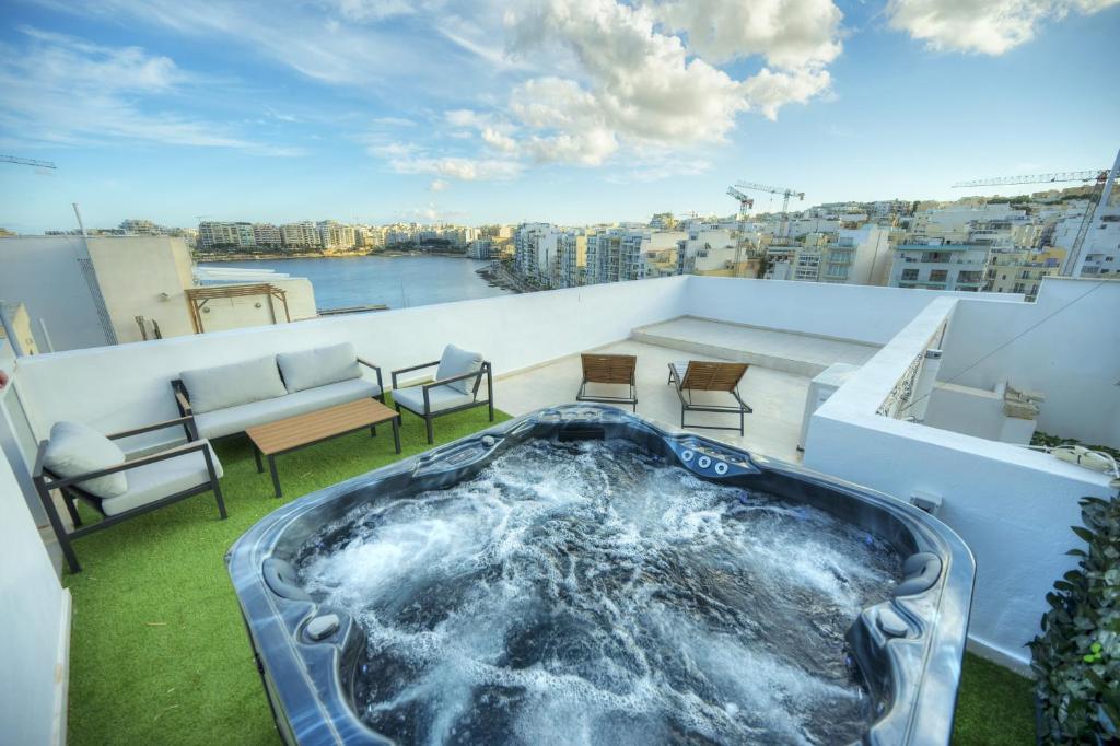 Luxurious 2 bedroom penthouse with roof terrace, hot tub and breath ...