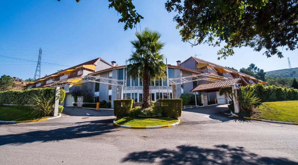 una casa con una palmera delante de ella en Motel Bracancún, en Aveleira