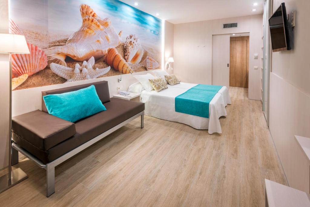 Televízia a/alebo spoločenská miestnosť v ubytovaní Sumus Hotel Stella and Spa 4S Adults Recommended