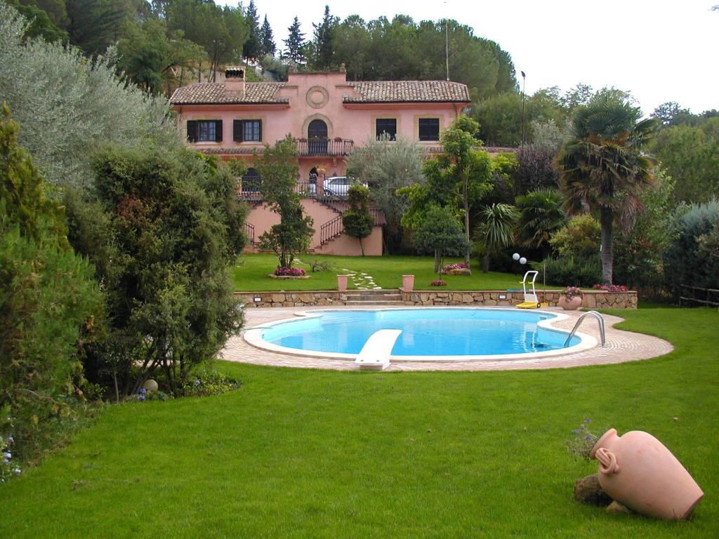 une grande maison avec une piscine dans une cour dans l'établissement Villa Clementine, à Piazza Armerina