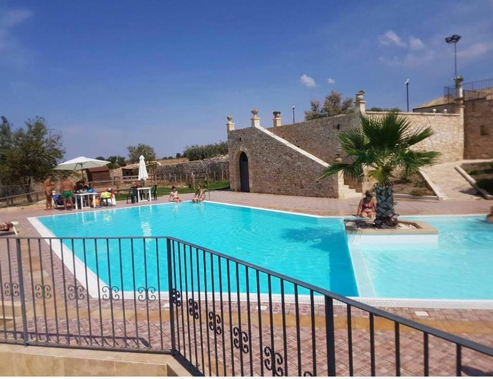 Bazén v ubytování Agriturismo Valle di Chiaramonte nebo v jeho okolí