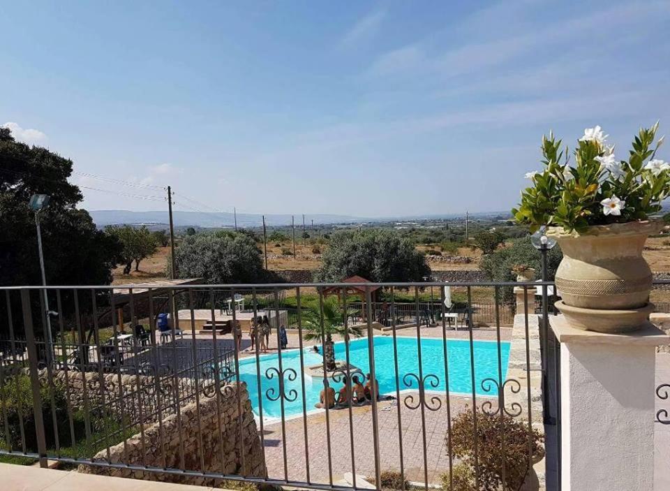 Bazén v ubytování Agriturismo Valle di Chiaramonte nebo v jeho okolí