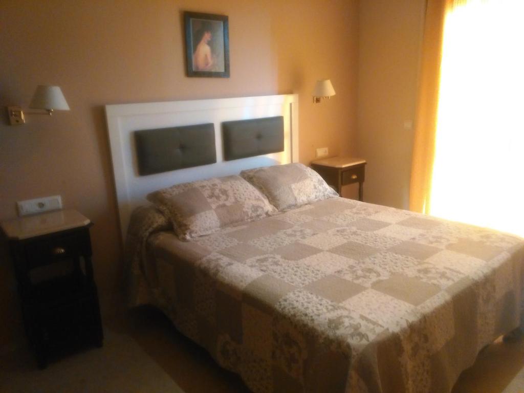 Postel nebo postele na pokoji v ubytování Hostal San Luis