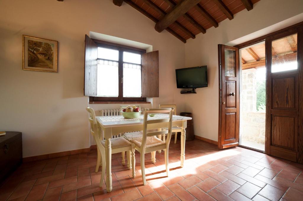 Televízia a/alebo spoločenská miestnosť v ubytovaní Agriturismo Podere il Corniolino