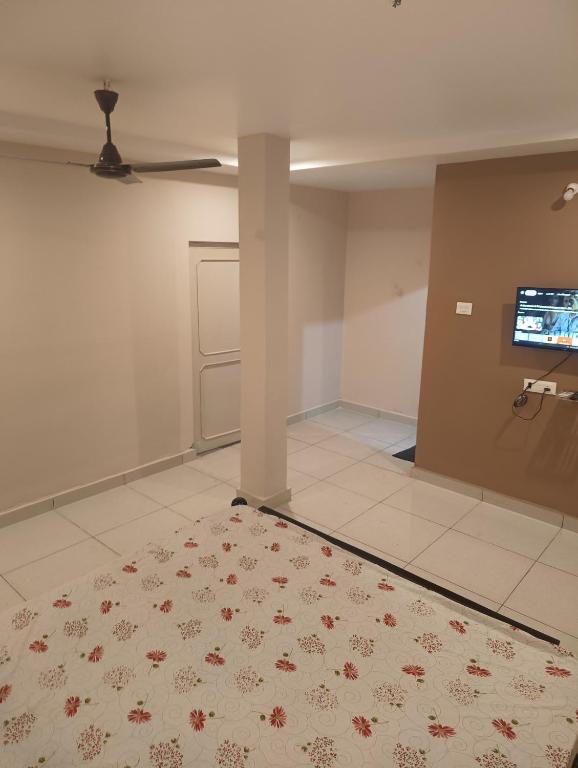 an empty room with a rug on the floor at Hotel Homestay-Bhimavaram in Bhīmavaram
