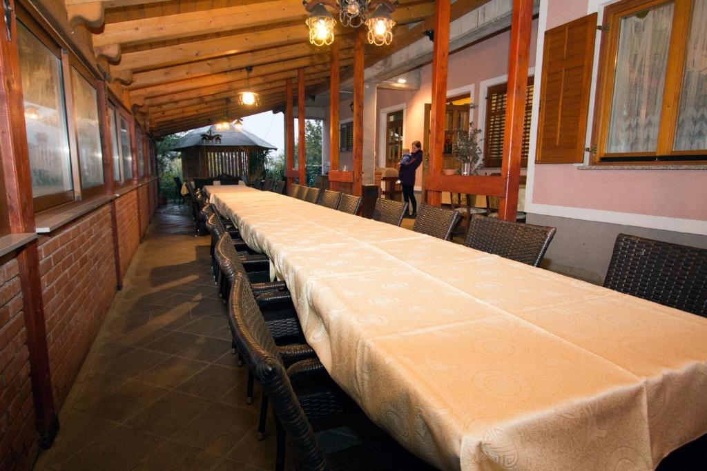 Restaurace v ubytování Tourist Farm Gregorič