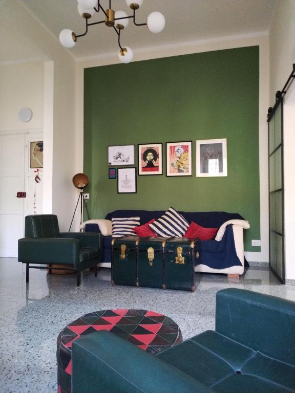 a living room with a couch and a green wall at Il Pettirosso alloggio turistico panoramico in Narni