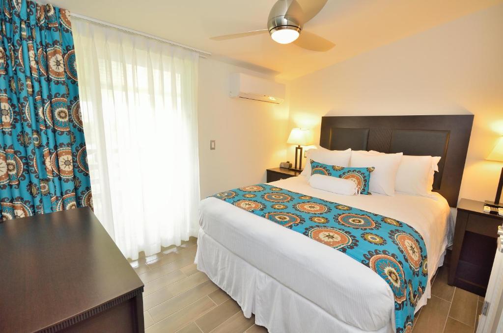 Postel nebo postele na pokoji v ubytování Royal St. Kitts Hotel