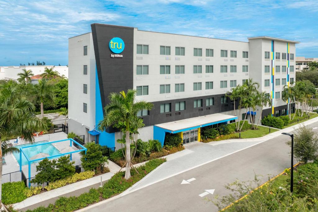 an image of a hotel with a pool at Tru By Hilton Miramar in Miramar