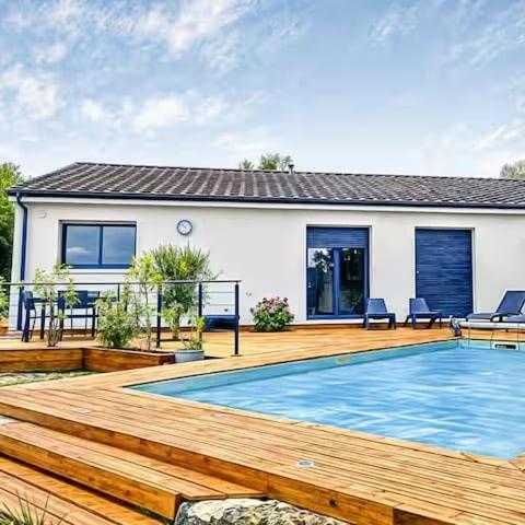 une maison avec piscine sur une terrasse en bois dans l'établissement Newlook 2, à Trélissac