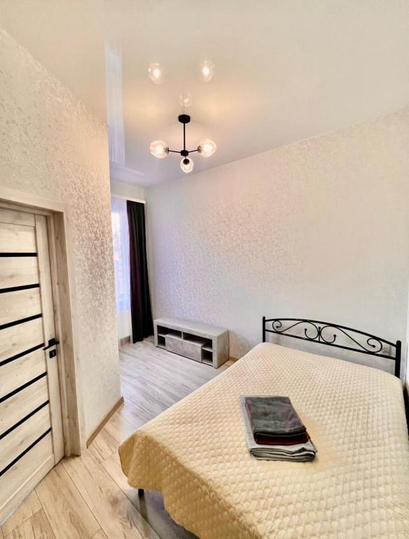a bedroom with a bed in a room at Апартаменти Карабінерная 14 in Kropyvnytskyi