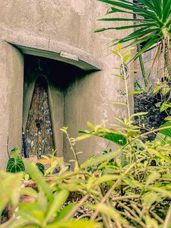 a small window in the side of a building at Omahe Kancaku in Balong