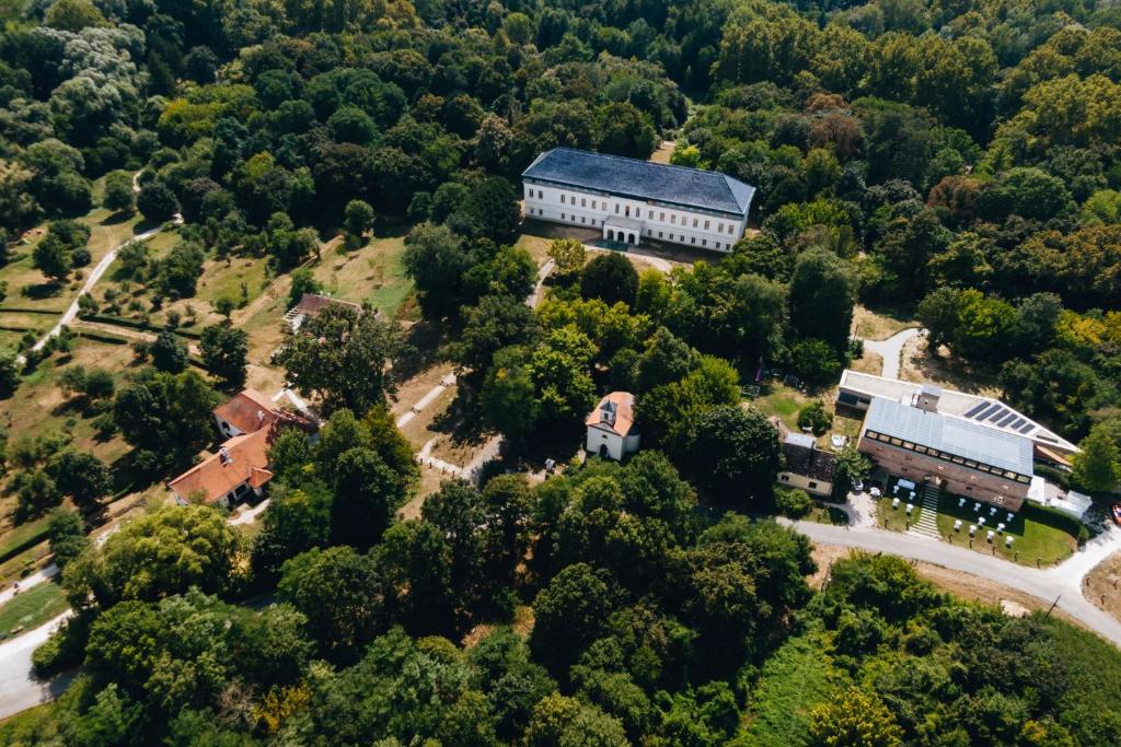 an aerial view of a large building in the woods at VILLABOGArT Esküvő-és Rendezvényhelyszín in Alsobogát