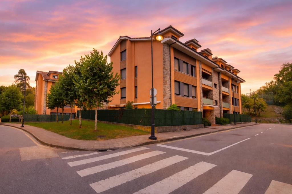 a building on the corner of a street with a crosswalk at Apartamento turístico Aldamar in Llanes