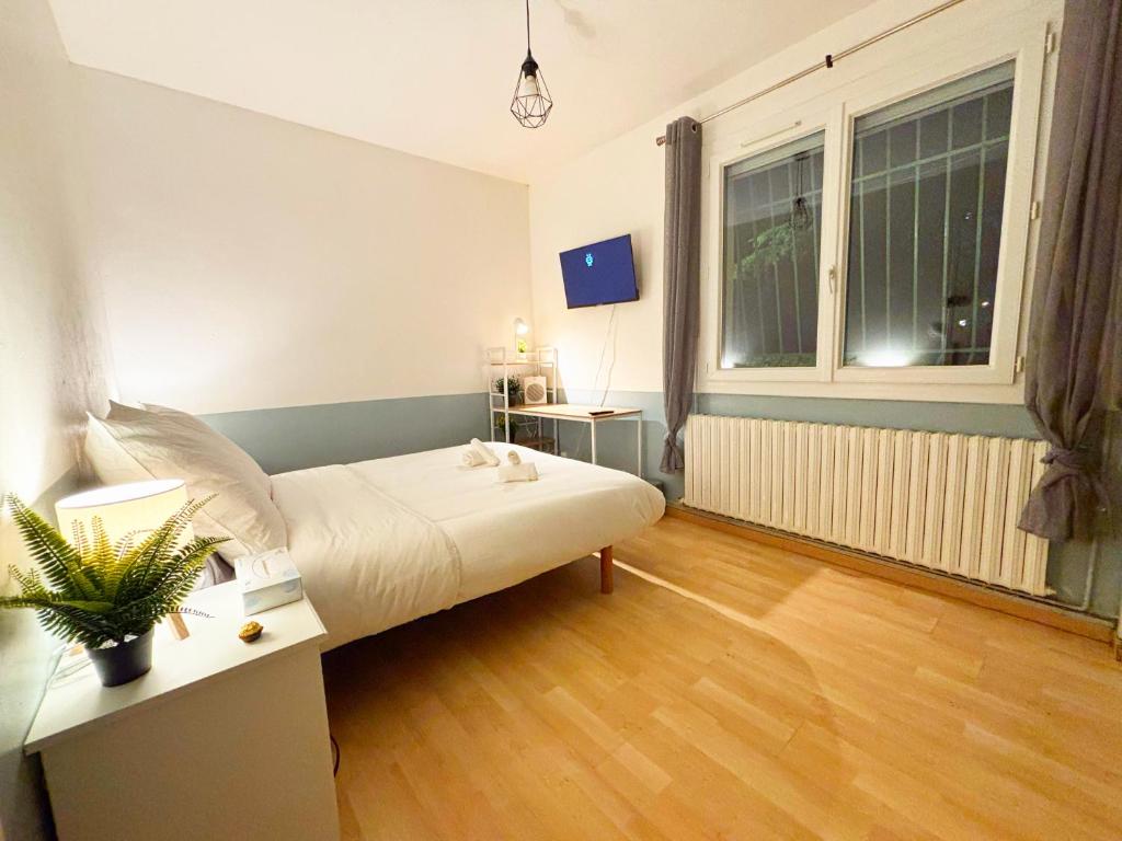 Chambre privée chez particulier - Parking & TV - Tram L3 - WIFI