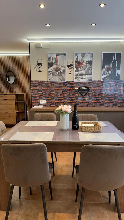 a dining room with a table and chairs at Apartaments Platja d’Aro in Platja d'Aro