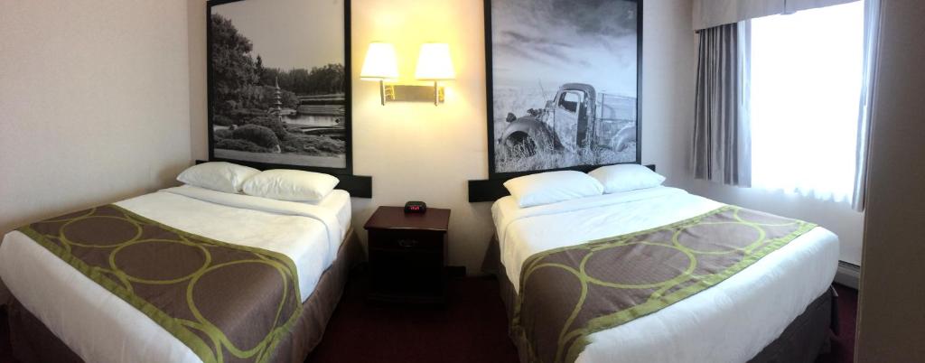 Postel nebo postele na pokoji v ubytování Super 8 by Wyndham Lethbridge