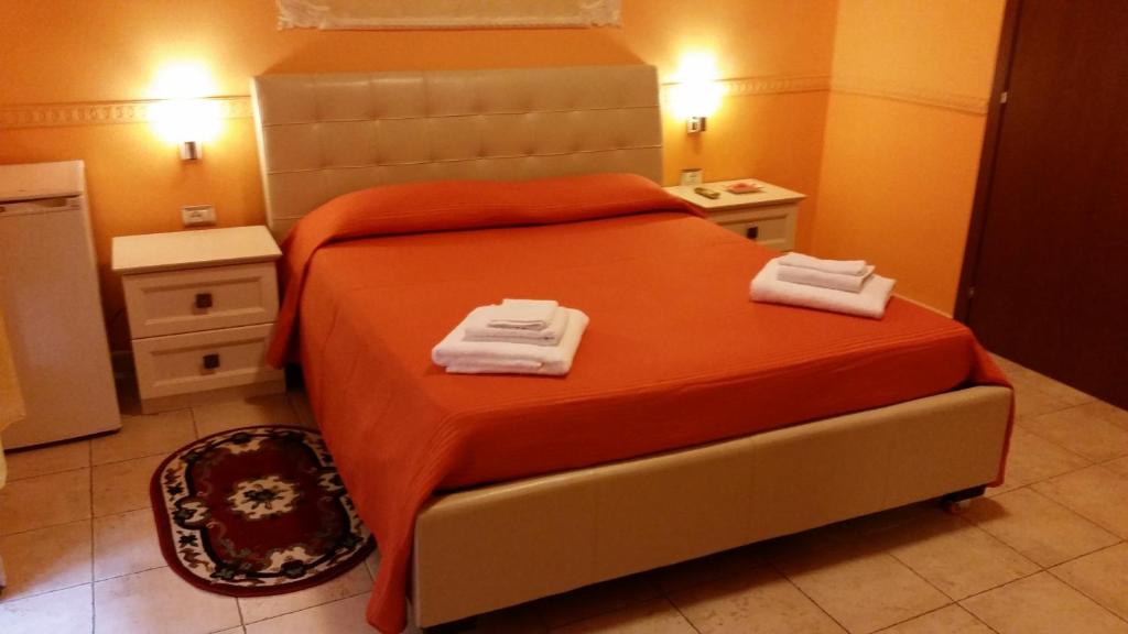 Hotel Gorizia في كاتانيا: غرفة نوم عليها سرير وفوط