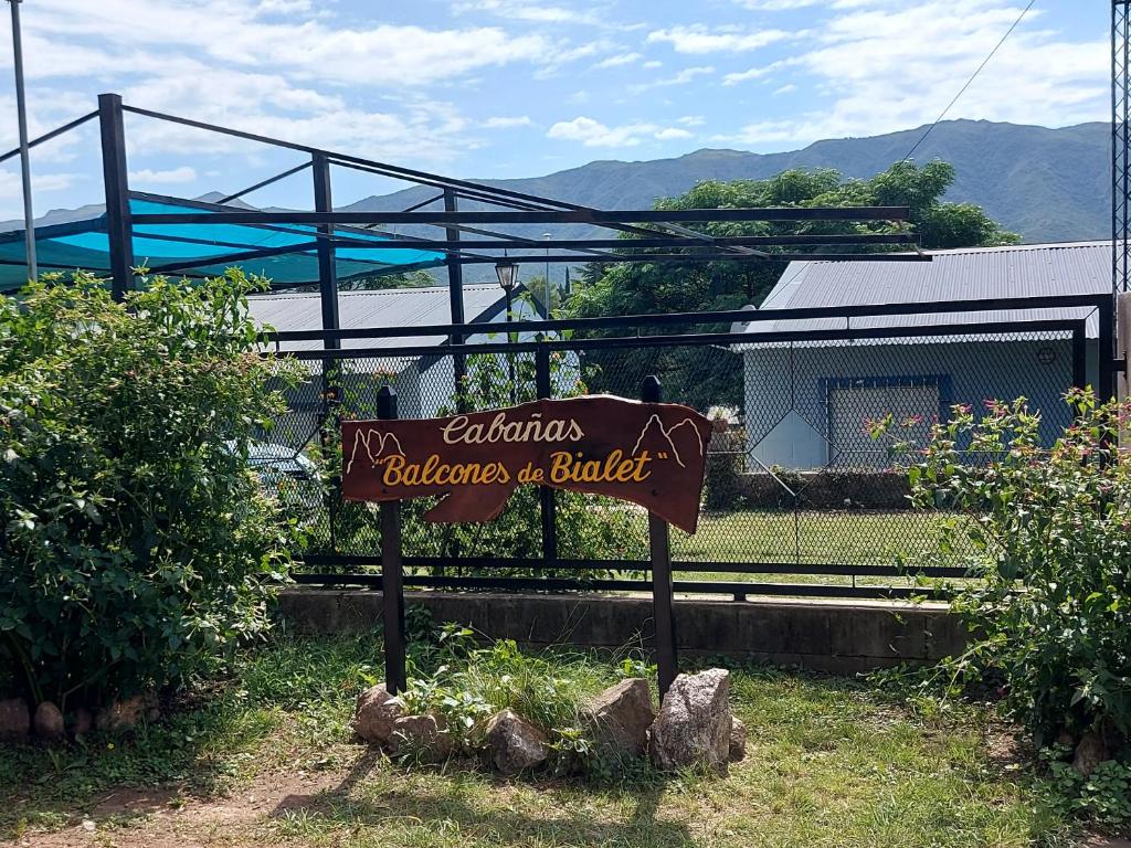 a sign for a garden with a building in the background at Balcones de Bialet in Bialet Massé