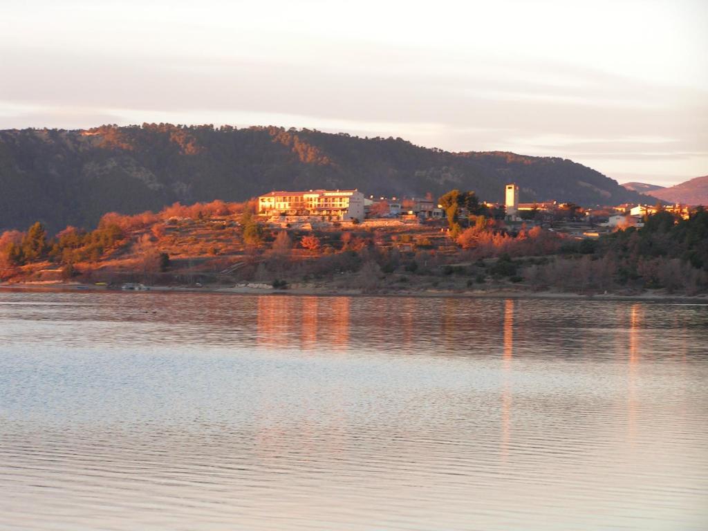 location verdon في لي سال-سور-فاردون: مبنى على تل بجوار مسطح مائي