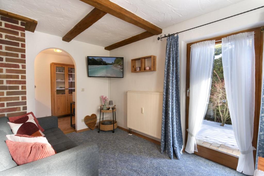 a living room with a couch and a window at Bergleuchten -403- in Krün