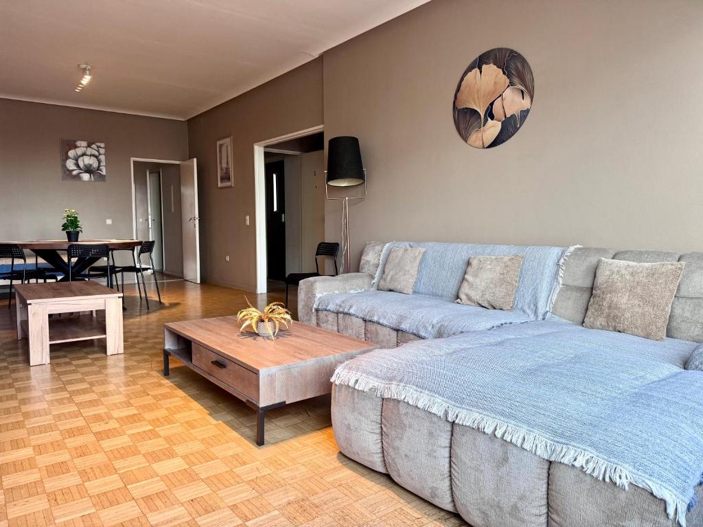 ein Wohnzimmer mit Sofa und Tisch in der Unterkunft Simon Apartment in Antwerpen