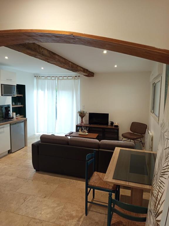 a living room with a couch and a table at Studio cosy in Champs