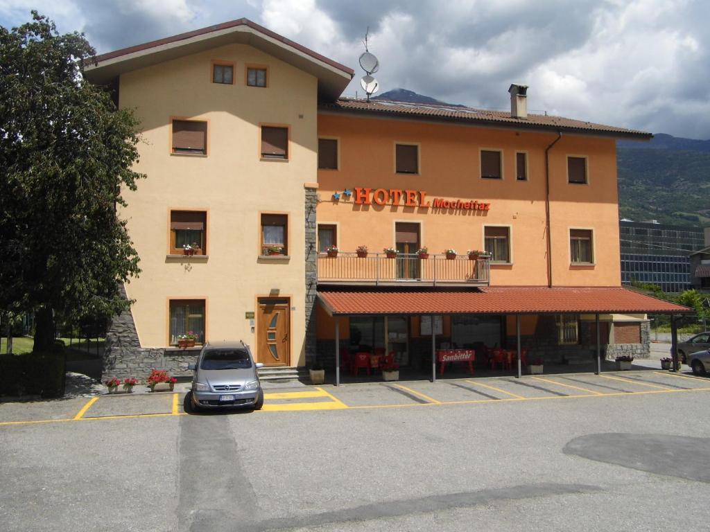 un coche aparcado frente a un hotel en Hotel Mochettaz, en Aosta