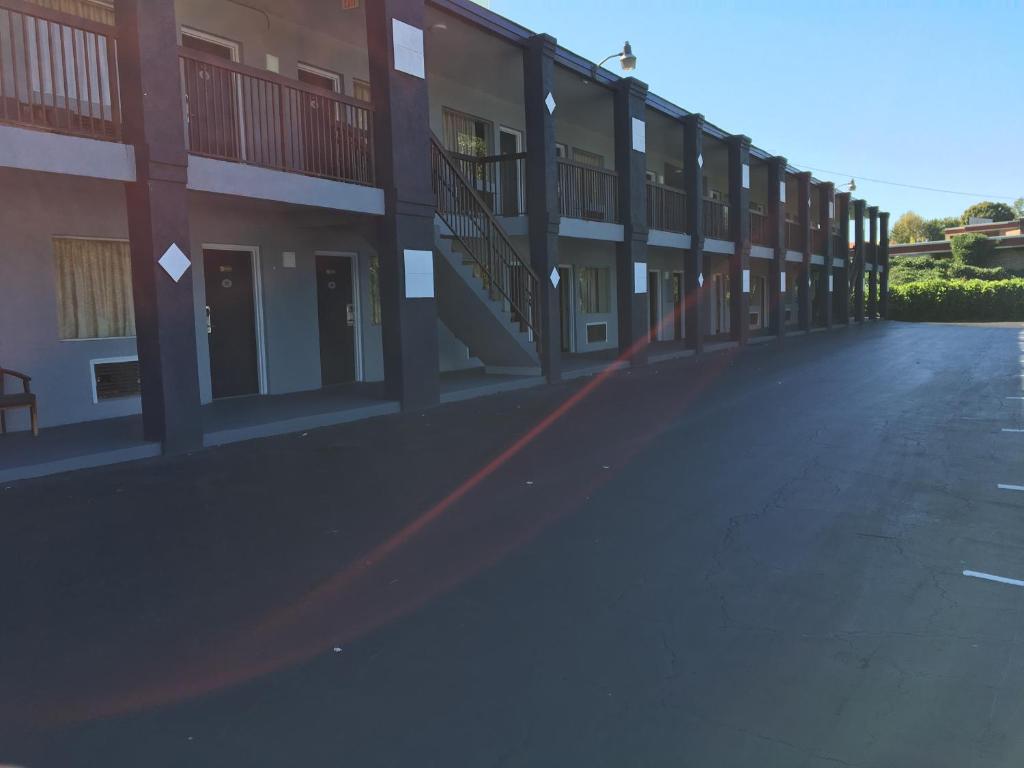 una strada vuota di fronte a un edificio di Fulton Inn ad Atlanta