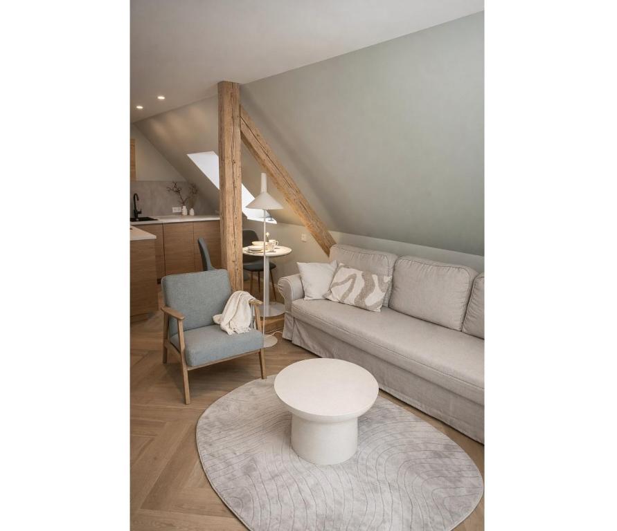 a living room with a couch and a table at Top bewertete 2-Zimmer-Wohnung mit sehr gut ausgestatteter Küche, Netflix und gemütlichem Schlafzimmer in Hildesheim in Hildesheim
