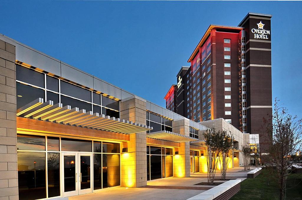 un edificio con un cartel en el costado en Overton Hotel and Conference Center, en Lubbock