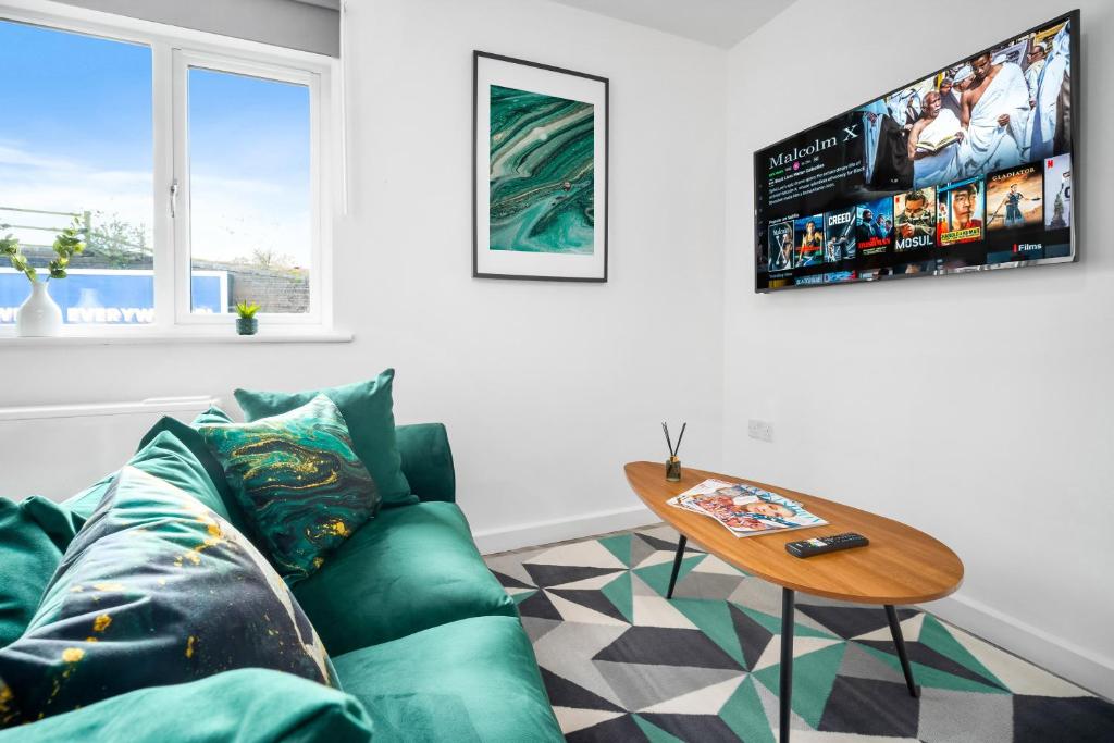 a living room with a green couch and a table at Modern 2 Bed Apartment - Parking - Sleeps 3 - Netflix 27AC in Sleightholme