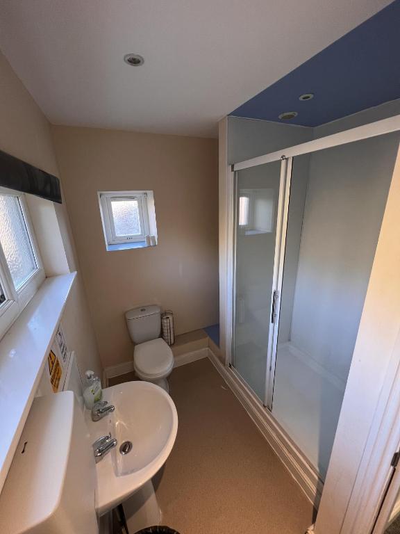 Stonehenge Farmhouse - Twin Room With Shared Bathroom