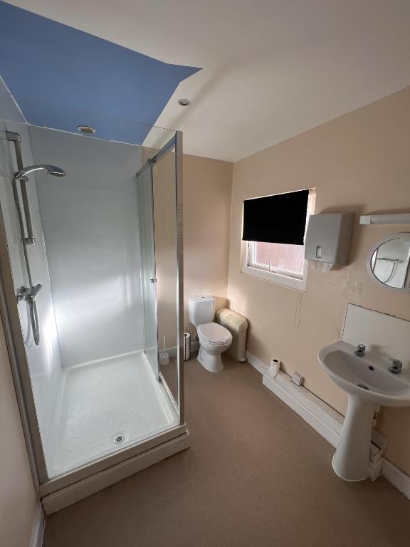 Stonehenge Farmhouse - Family Room With Shared Bathroom
